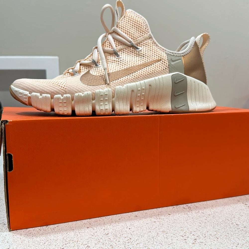 Women’s Nike gym shoe light pink/rose gold